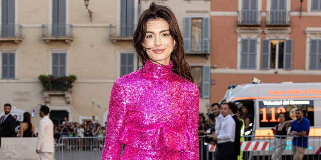 Πώς θα ντυθείς σαν σταρ τις γιορτές | Πολύτιμα tips από τη στιλίστρια της Anne Hathaway και της Sarah Jessica Parker