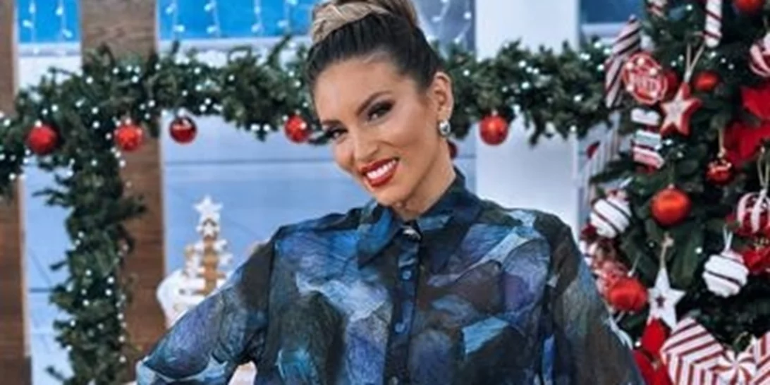 Αθηνά Οικονομάκου | Με μονόχρωμο σύνολο στη chic απόχρωση που θα αγαπήσουμε το 2025