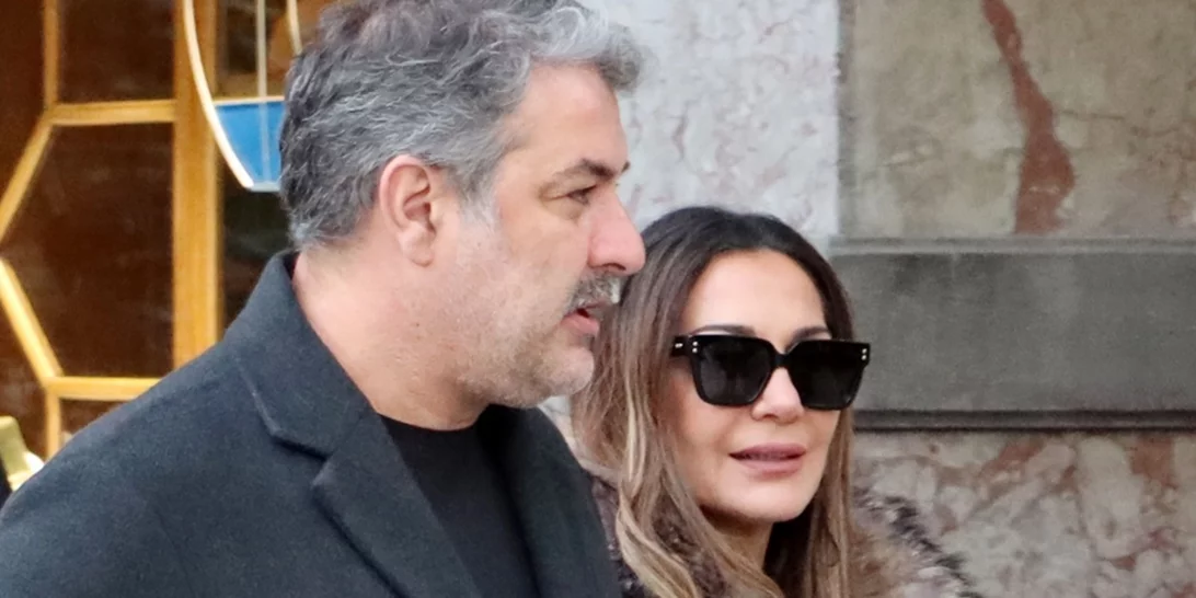 Η Δέσποινα Βανδή χεράκι χεράκι με τον Βασίλη Μπισμπίκη στο κέντρο της Αθήνας