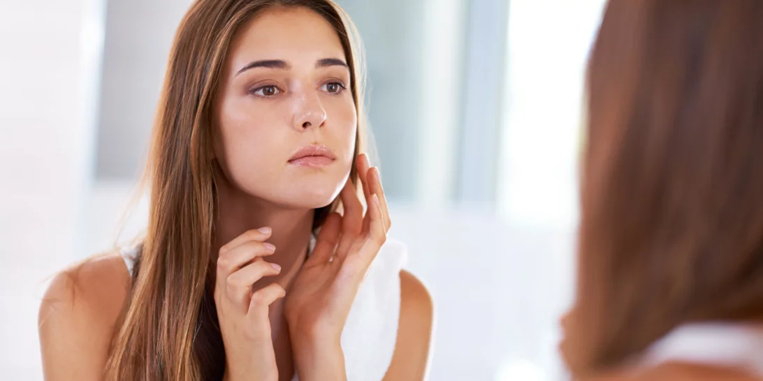Πώς θα εντάξεις το σαλικυλικό οξύ στην skincare ρουτίνα σου ώστε να απαλλαγείς από τα ενοχλητικά σπυράκια