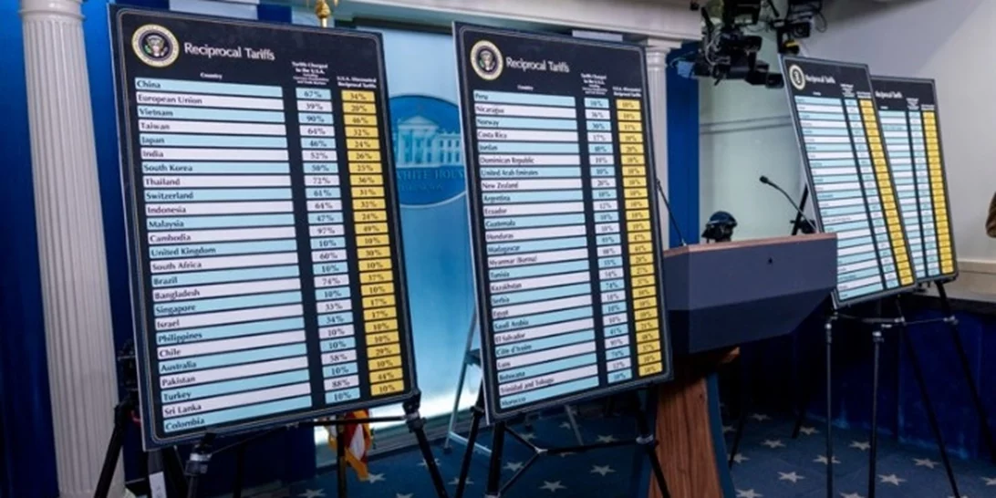 Σε ισχύ οι επιπλέον δασμοί 10% για μεγάλο μέρος των προϊόντων που εισάγονται στις ΗΠΑ