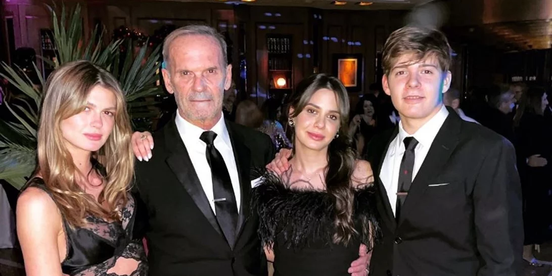 Πέτρος Κωστόπουλος | Στολίζει το δέντρο με τον Μάξιμο στο σπίτι του