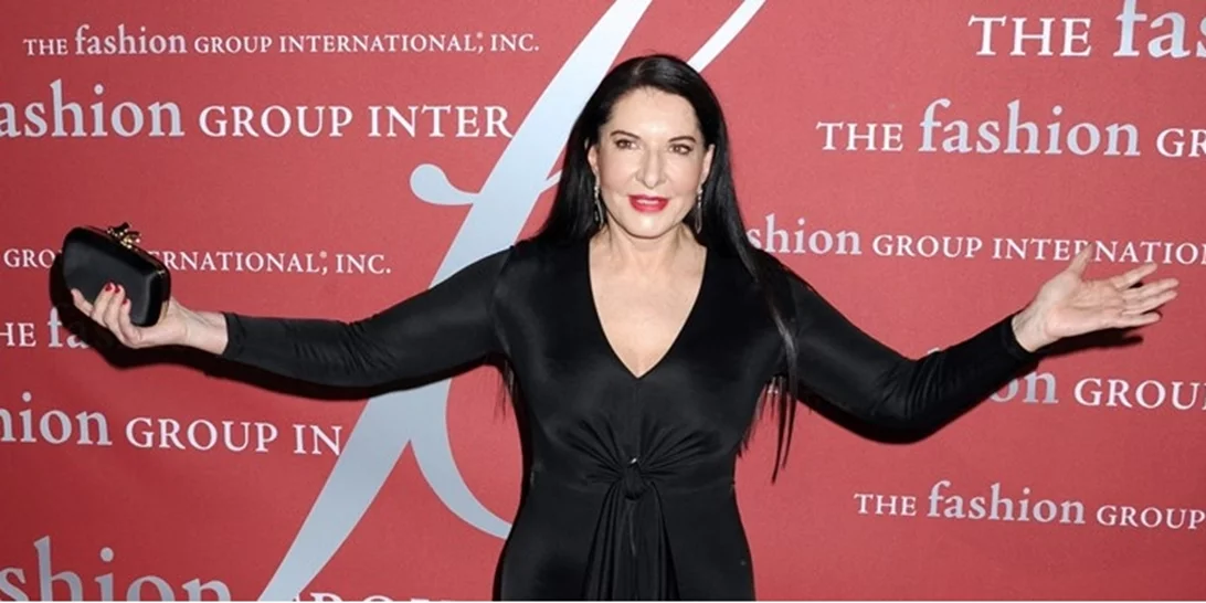 Marina Abramović | Η 77χρονη performer λανσάρει τη δική της skincare σειρά. Ή μήπως πρόκειται για μια ακόμα performance art;
