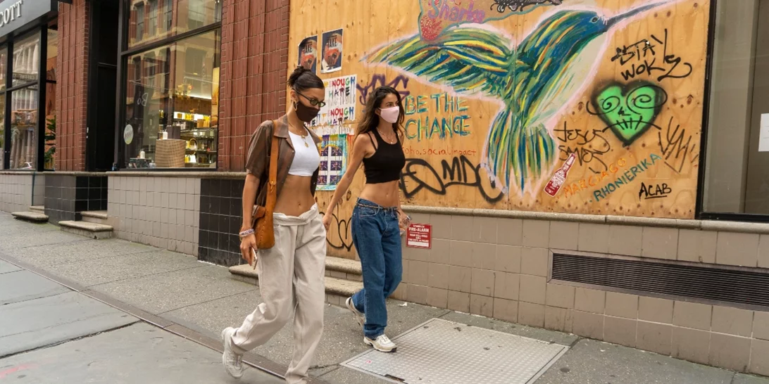 Βρήκαμε τα καλοκαιρινά αξεσουάρ που θα αναβαθμίσουν και το πιο basic σύνολο