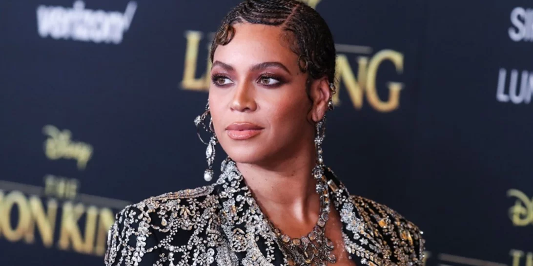 Η Beyoncé ενδίδει στο barbiecore trend λανσάροντας νέα συλλογή μαγιό