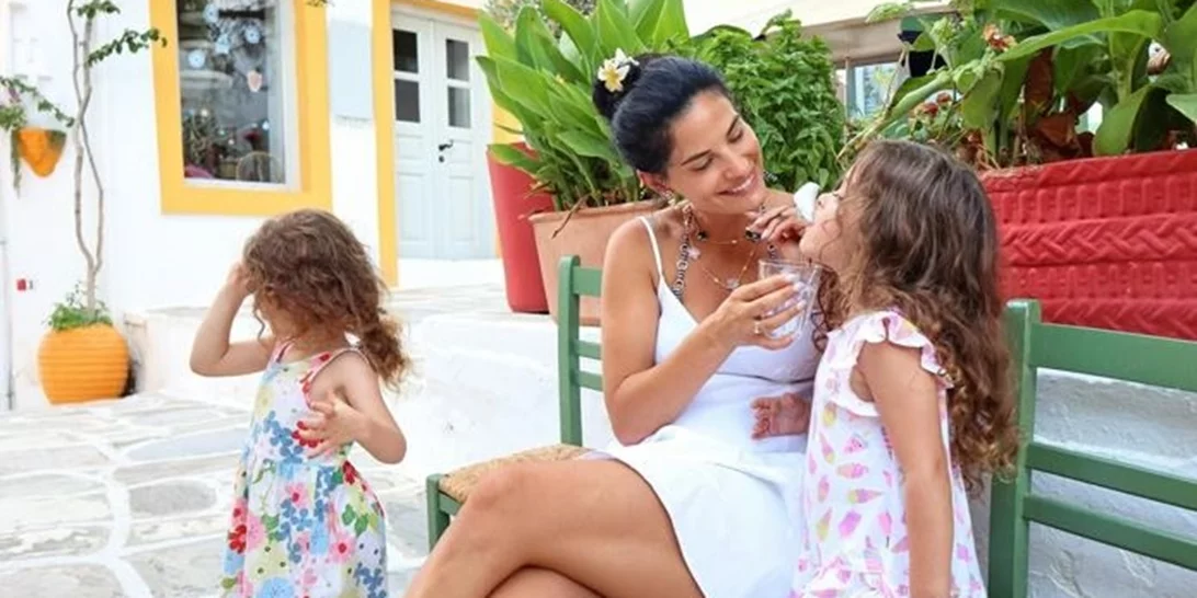 H Χριστίνα Μπόμπα απολαμβάνει τις χορογραφίες της Beyoncé παρέα με τις κόρες της