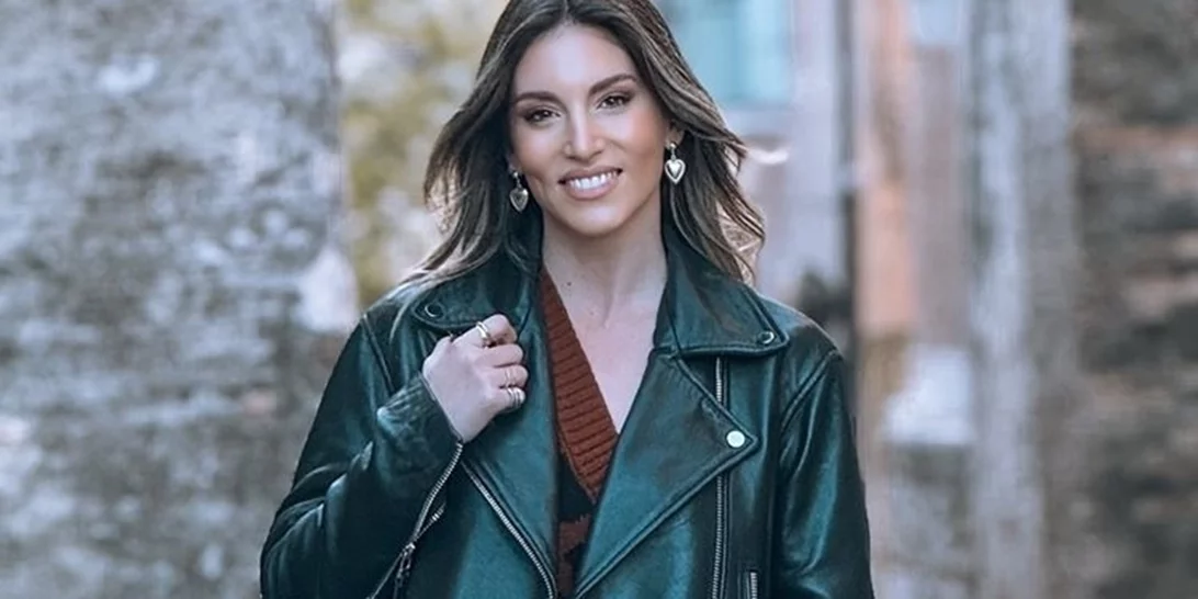 Το λιλά two-piece set της Αθηνάς Οικονομάκου είναι το σημάδι για να βάλεις χρώμα στις χειμερινές σου εμφανίσεις