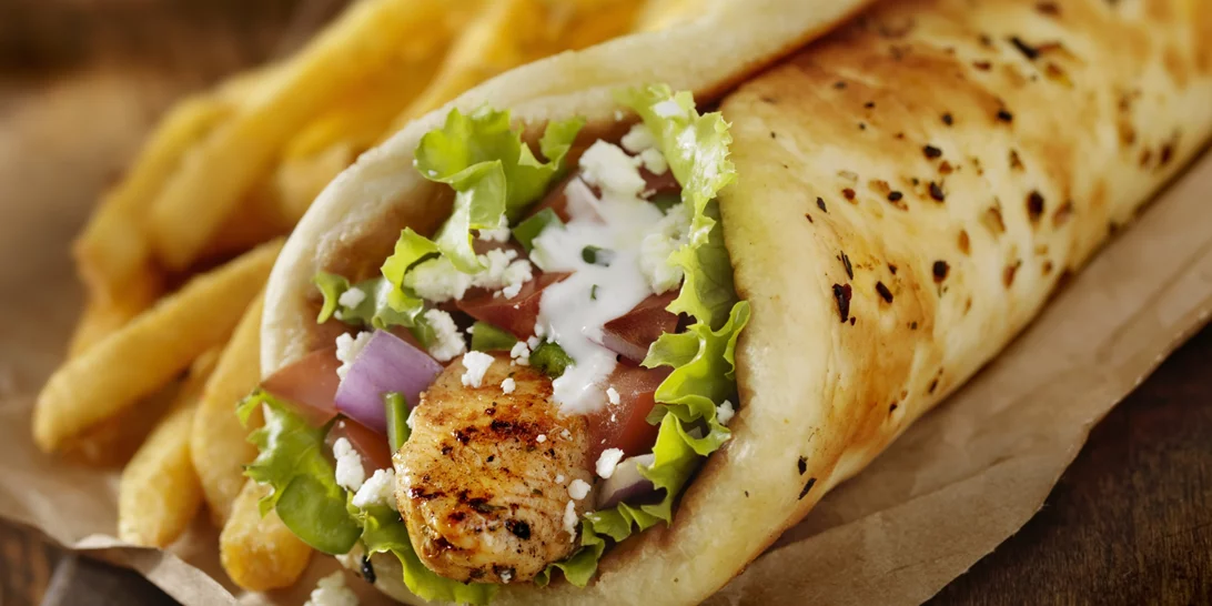 Ο πιο εύκολος σπιτικός γύρος κοτόπουλο που έχεις δοκιμάσει | Η συνταγή που θα σε κάνει να ξεχάσεις το delivery