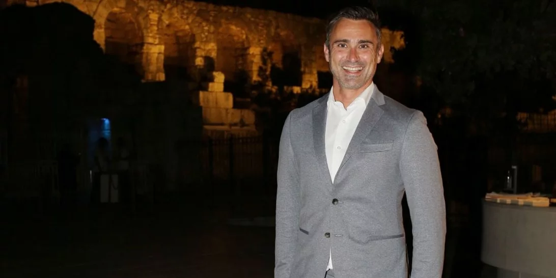 Γιώργος Καπουτζίδης | Πρωινές επισκέψεις στο πετρόχτιστο σπίτι του στην Αίγινα