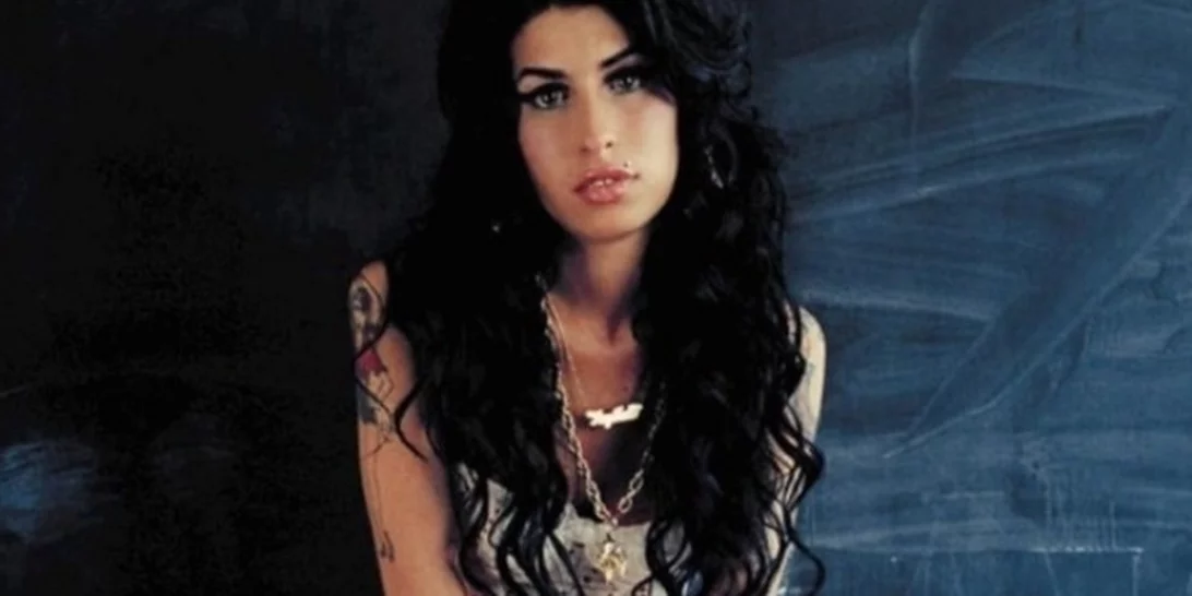 Δικαστική διαμάχη μεταξύ του πατέρα της Amy Winehouse και φίλων της, που πούλησαν τα φορέματά της