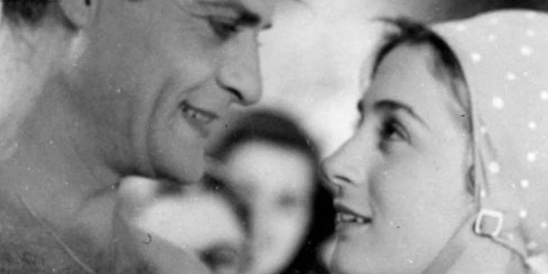 Η σπάνια φωτογραφία του Λάμπρου Κωνσταντάρα με την Έλλη Λαμπέτη και την θετή της κόρη