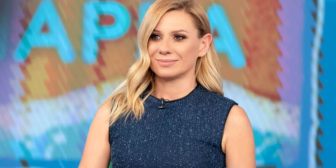 Η Κατερίνα Καραβάτου με τα mules από την Envie shoes που θα φοράς από το γραφείο μέχρι το ποτό