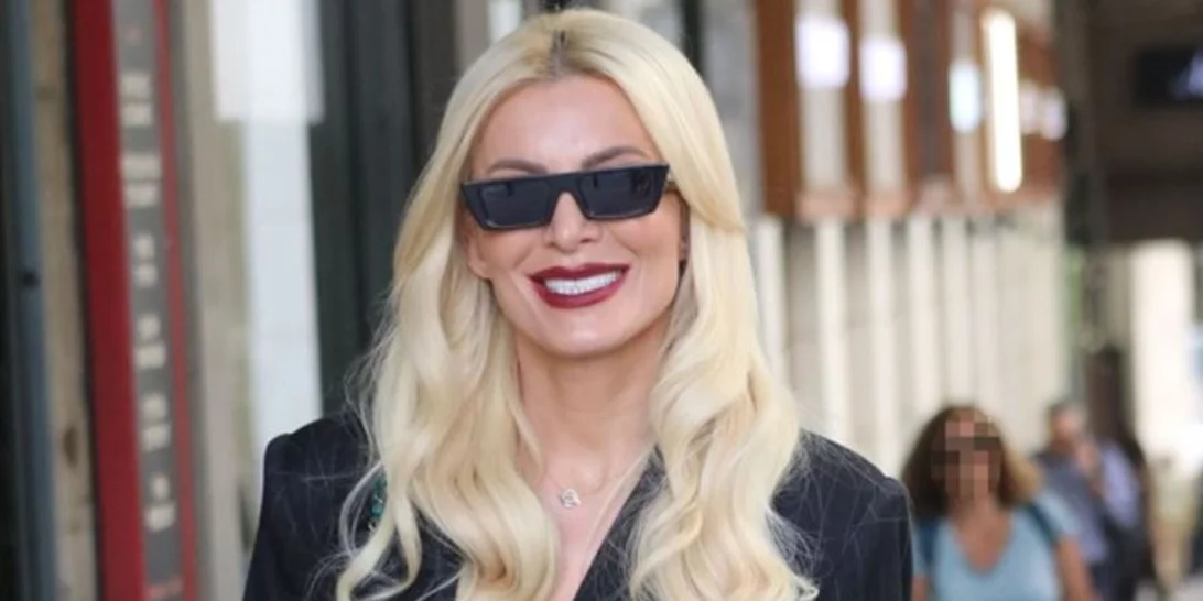 Κατερίνα Καινούργιου | Με μάξι silk φόρεμα σε πρωινή εμφάνιση