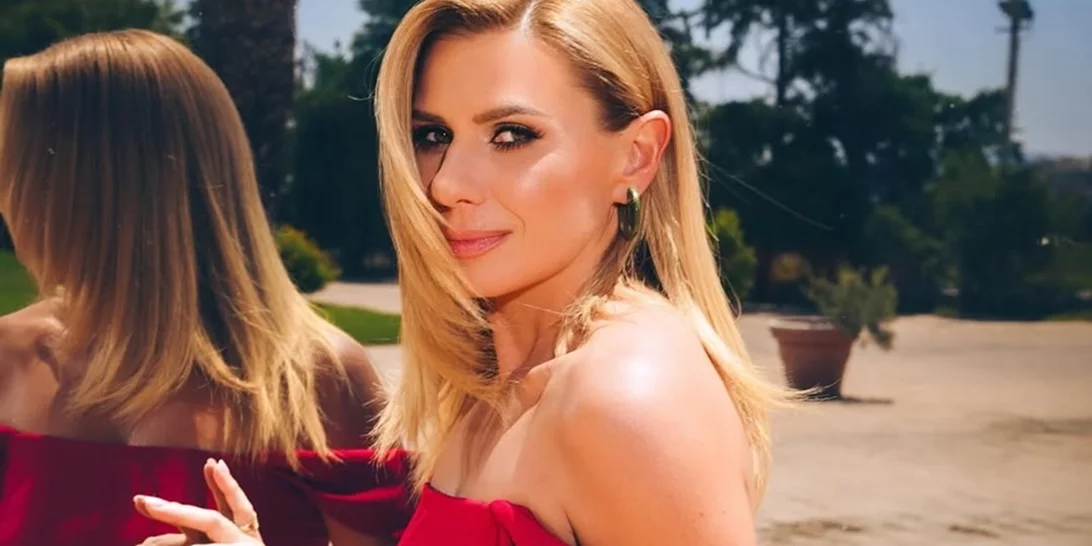 Η Κατερίνα Καραβάτου με το ιδανικό off-shoulder φόρεμα για τον γάμο του Σεπτεμβρίου