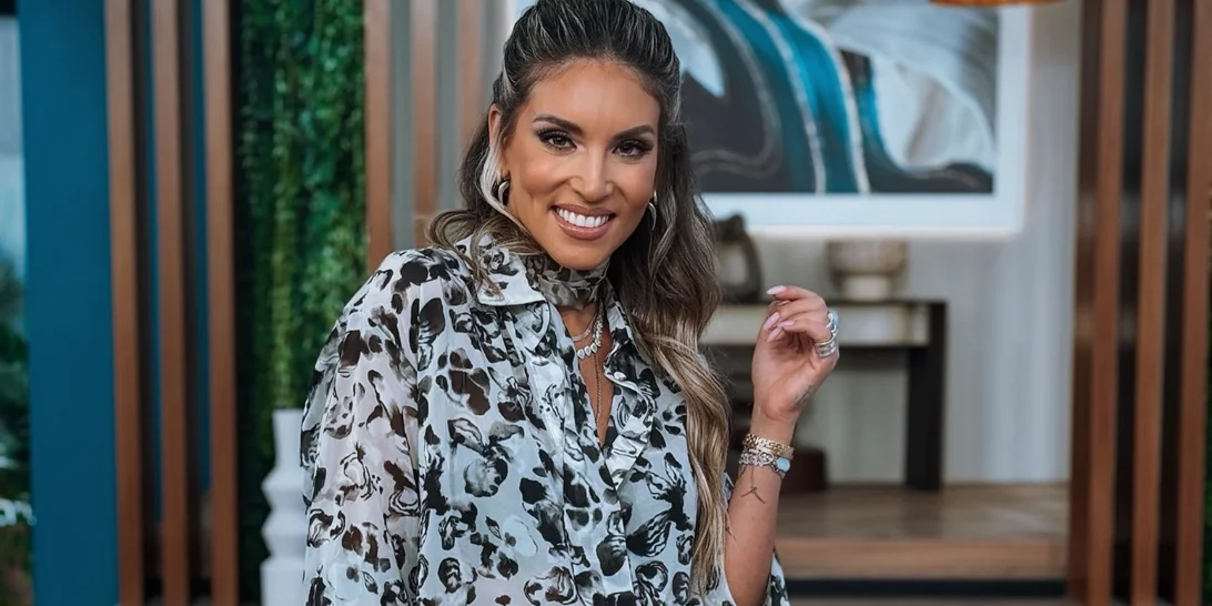 Η Αθηνά Οικονομάκου με τα sneakers από την Envie Shoes που ταιριάζουν τέλεια με το office style σου