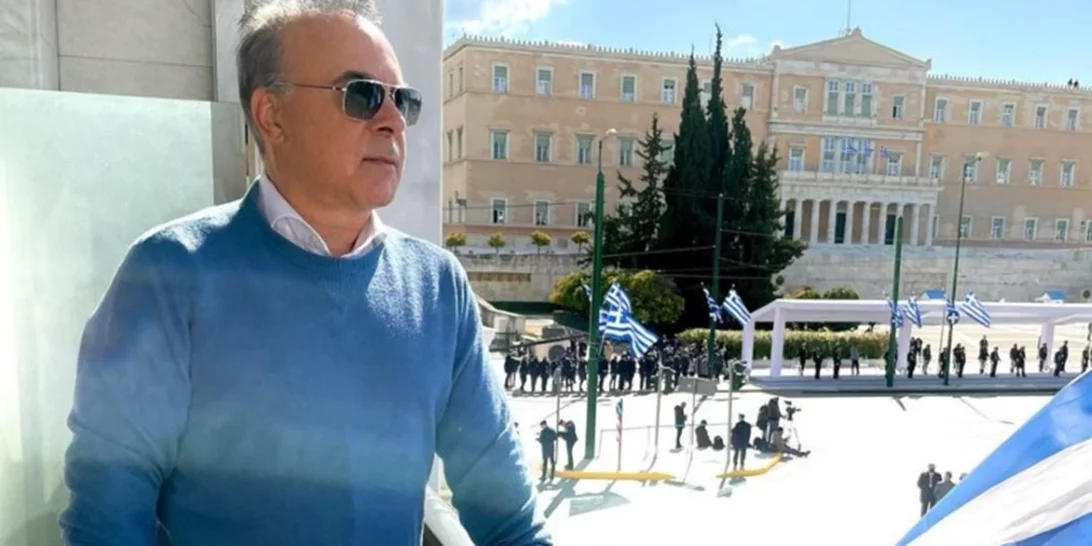 Ο Φώτης Σεργουλόπουλος φωτογραφίζεται φορώντας φουστανέλα