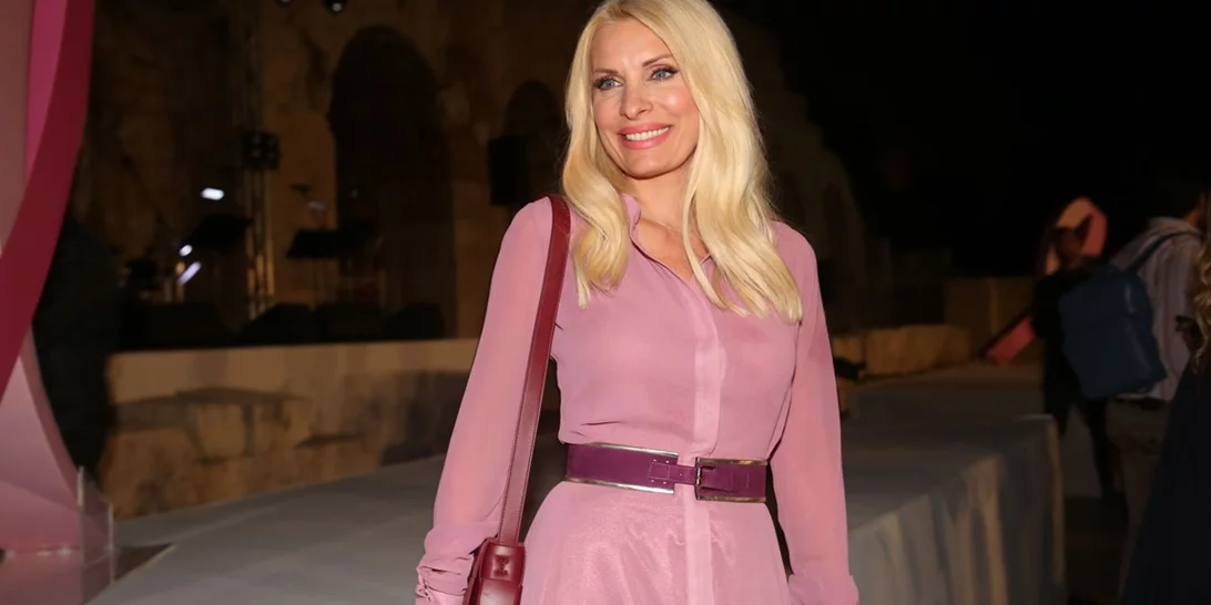 H Ελένη Μενεγάκη δείχνει το εσωτερικό του σπιτιού της στα Μελίσσια