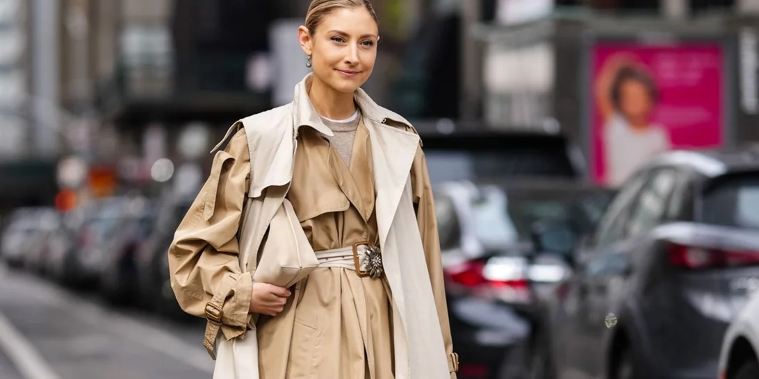 15 άκρως ανοιξιάτικα looks που μπορείς να δημιουργήσεις με μία μπεζ καμπαρντίνα