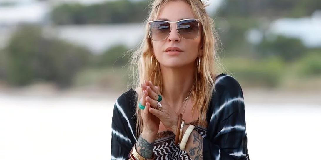 Η Ρούλα Ρέβη φωτογραφίζει τον Αποστόλη Τότσικα αγκαλιά με την κόρη τους, Ειρήνη - Χρυσή, στην πιο όμορφη και καλλιτεχνική φωτογραφία