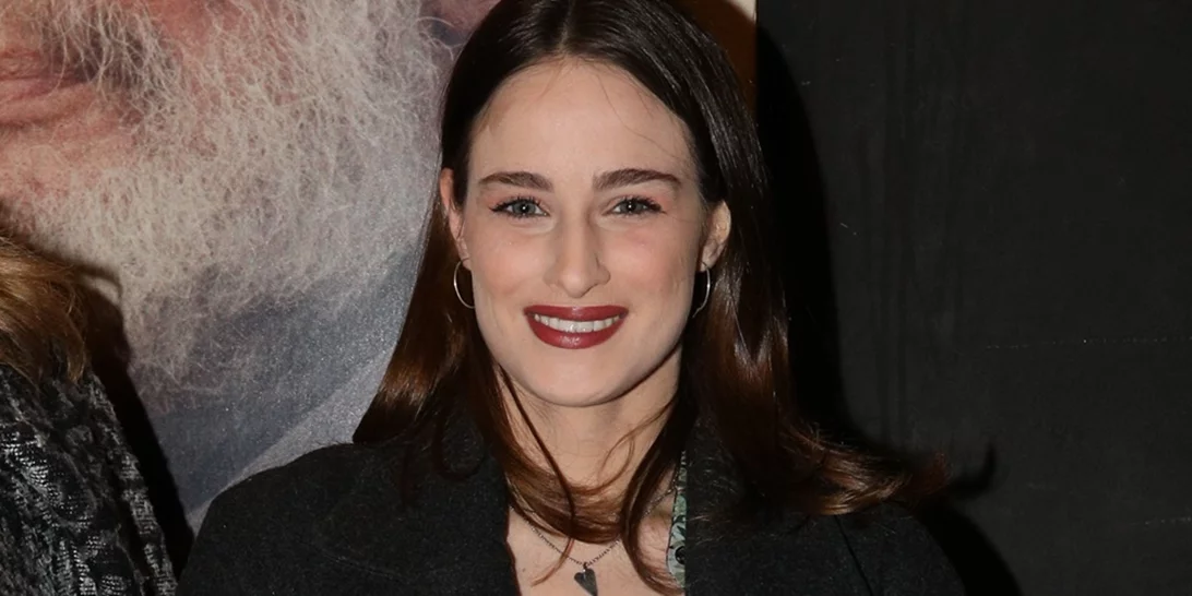 Μαρία Βοσκοπούλου | Με total black look και κόκκινο κραγιόν στο πλευρό της Άντζελας Γκερέκου