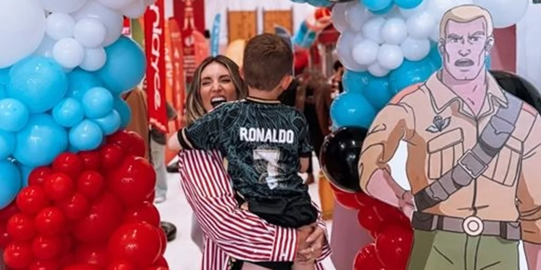 "Μαξιμάρας" | Ο Μάξιμος Μιχόπουλος είναι αστέρι στο τένις και η περήφανη μαμά του θέλει να το μάθει όλος ο κόσμος