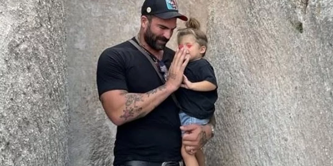 Ο 2.5 ετών Πάρης Αλεξάνδρου τακτοποιεί το δωμάτιό του- Έτσι κατάφερε ο μπαμπάς του να του το διδάξει