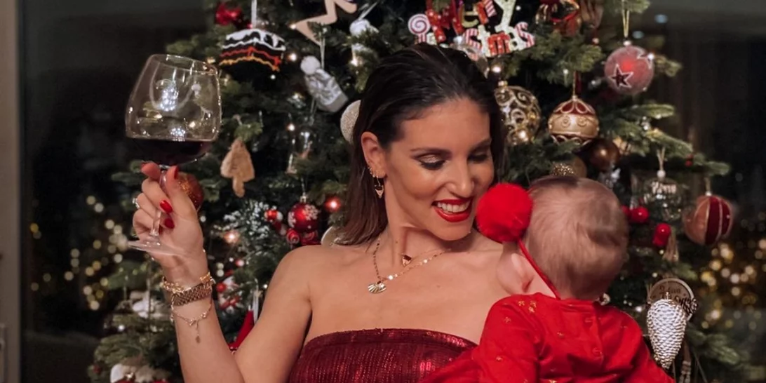 Αθηνά Οικονομάκου - Φίλιππος Μιχόπουλος| Η #familygoals φωτογραφία τους στην αλλαγή του χρόνου