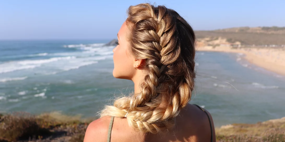 Καλοκαιρινό Hair Inspo | 9 χτενίσματα που θα απογειώσουν το beach look σου