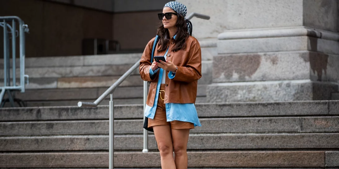 Αυτό το ταμπά κοστούμι με βερμούδα είναι η πιο fashionable εκδοχή του power dressing της άνοιξης