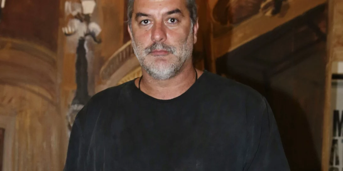 Βασίλης Μπισμπίκης | Σε κρητικό εστιατόριο της Αθήνας - Μαυροντυμένος και με μουστάκι