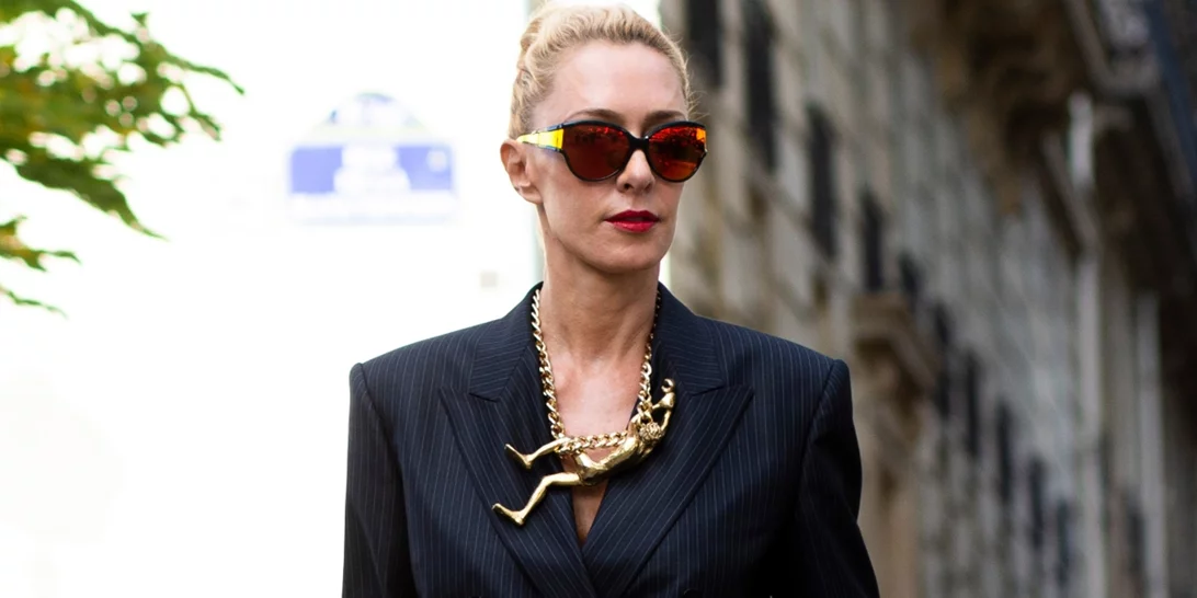 Άψογη κάθε μέρα | 3 σύνολα στο πιο διαχρονικό και επιβλητικό χρώμα της σεζόν