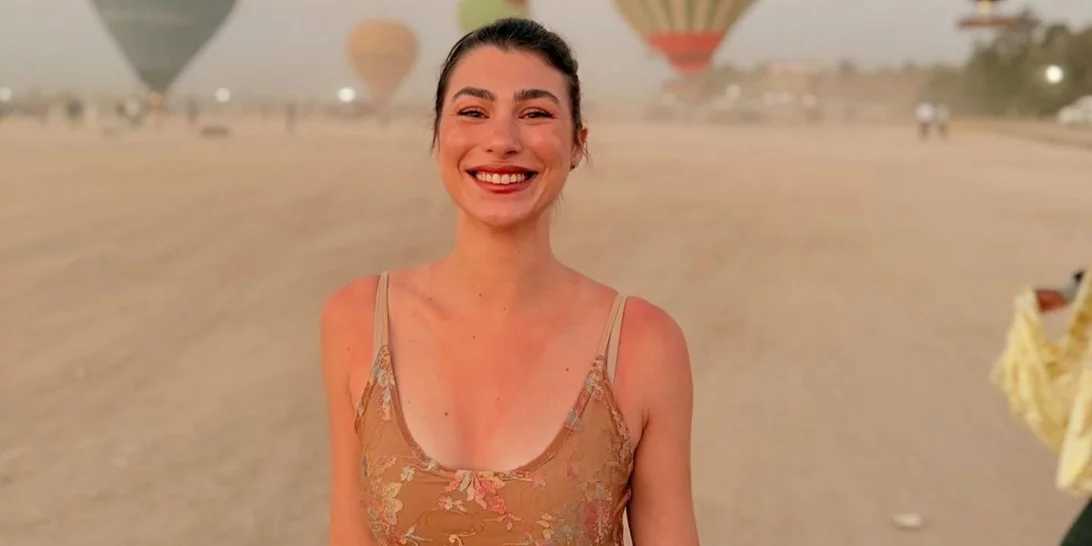 Η Χρύσα Μιχαλοπούλου με το αέρινο παντελόνι που χρειάζεσαι σίγουρα το καλοκαίρι