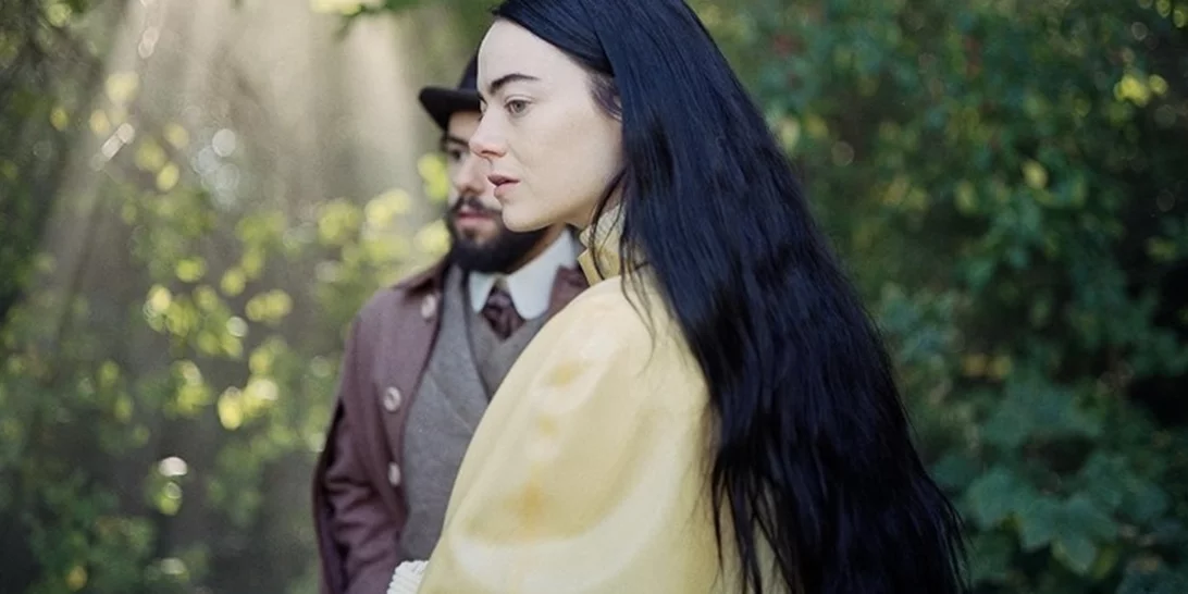 Λονδίνο | Έκθεση με τα κοστούμια από το Poor Things του Λάνθιμου στο Barbican Centre