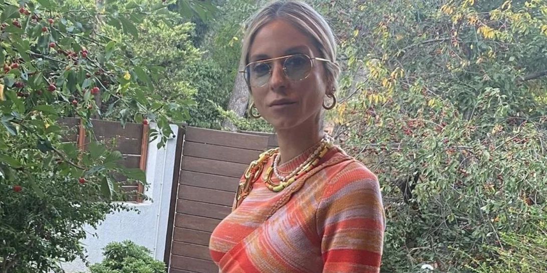 H Σοφία Καρβέλα ποζάρει στην κάμερα χαμογελαστή, φορώντας το τζιν της με τον πιο cool τρόπο