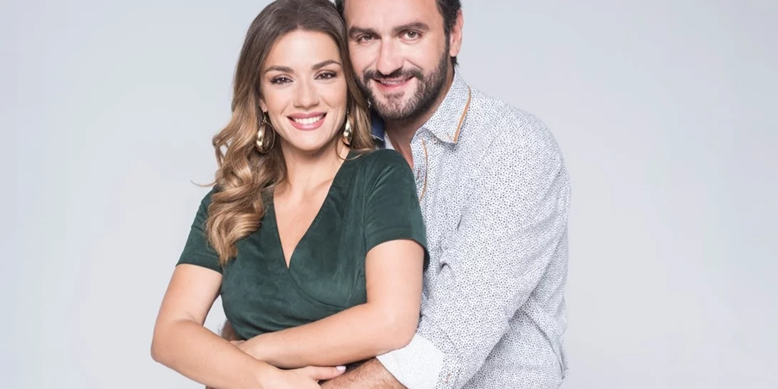 "Το Σόι Σου" | Όταν ο Μελέτης Ηλίας & η Βάσω Λασκαράκη πόζαραν αγκαλιά με τις κόρες τους στο θέατρο