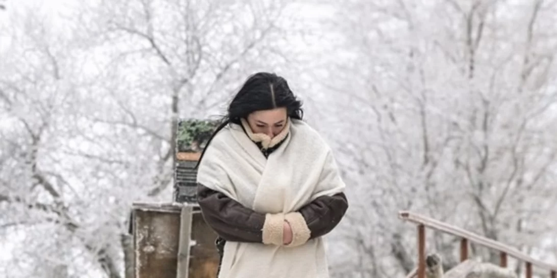 Σε εξέλιξη η ψυχρή εισβολή με χιόνια, τσουχτερό κρύο και θυελλώδεις ανέμους -Νέα επιδείνωση από το βράδυ της Τρίτης