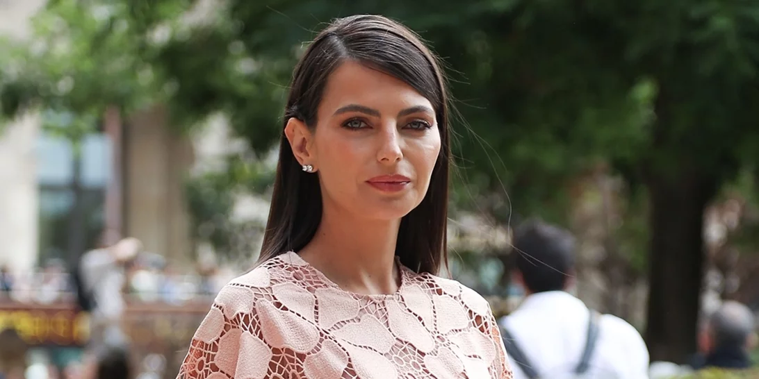 Καλεσμένη σε γάμο; Το effortlessly chic χτένισμα που μπορείς να κάνεις μόνη σου σε 5'