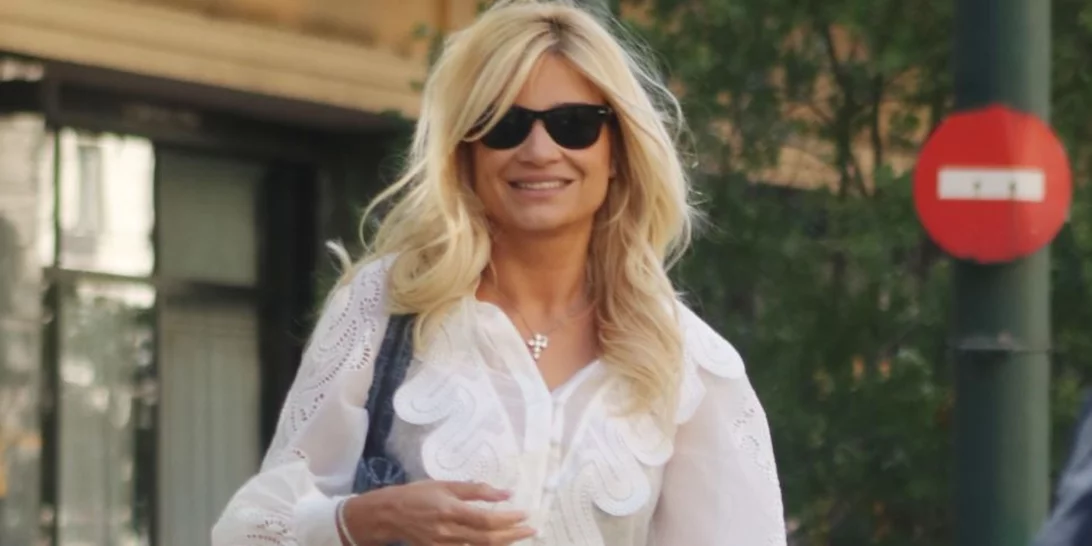 Φαίη Σκορδά | Φοράει στο σπίτι τις μαύρες γόβες που δεν πρέπει να λείπουν από καμία γκαρνταρόμπα