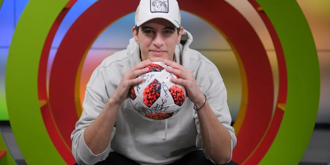 Δήμος Αναστασιάδης | Ο "θρύλος" Άντζελα, τα "Αναπάντεχα" της ζωής του και το τραγούδι που αφιερώνει στη Τζένη Θεωνά