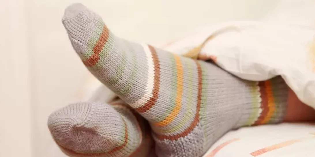 Ειδικοί αποκαλύπτουν | Οι κίνδυνοι που κρύβουν οι κάλτσες για τα πόδια σου