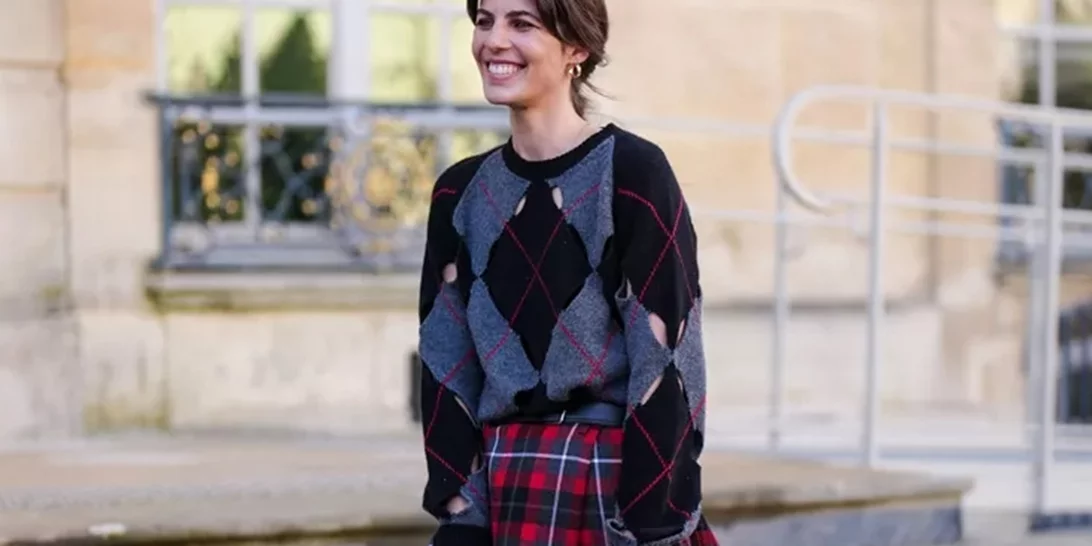 Τα πουλόβερ - τάση του χειμώνα έχουν αυτό το διαχρονικό μοτίβο