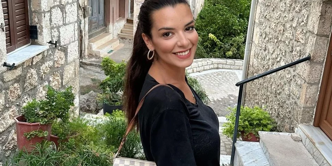 Η Νικολέττα Ράλλη με τα μποτάκια από την H&M που μπορείς να φορέσεις και σε μία βραδινή έξοδο