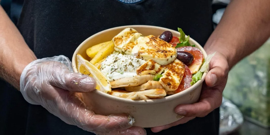 Ζευγάρι Ελλήνων έχει "τρελάνει" στους Νεοζηλανδούς | To street food με άρωμα Ελλάδας που σερβίρει