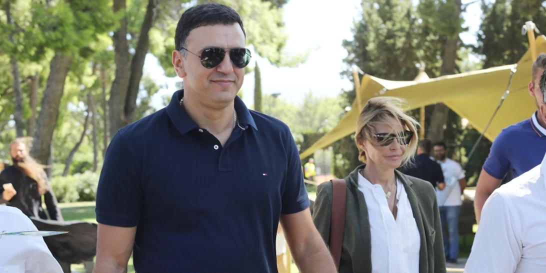 Τζένη Μπαλατσινού - Βασίλης Κικίλιας | Δες τι φόρεσε η νονά του γιου τους στη βάφτιση