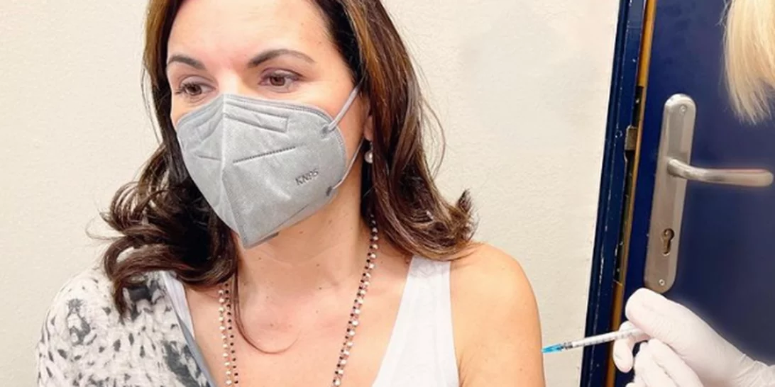 Όλγα Κεφαλογιάννη |  Έκανε την τρίτη δόση του εμβολίου δύο μήνες μετά τη γέννηση των διδύμων (pic)