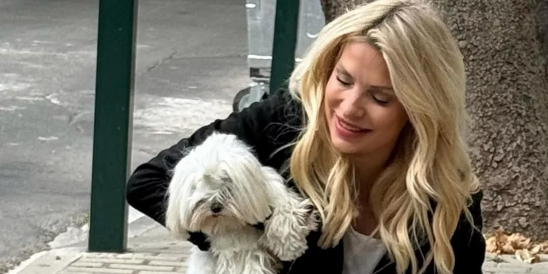 Με το πιο cosy outfit στη βόλτα της | Η Ελένη Μενεγάκη με το σύνολο που θα φοράμε όλο το φθινόπωρο