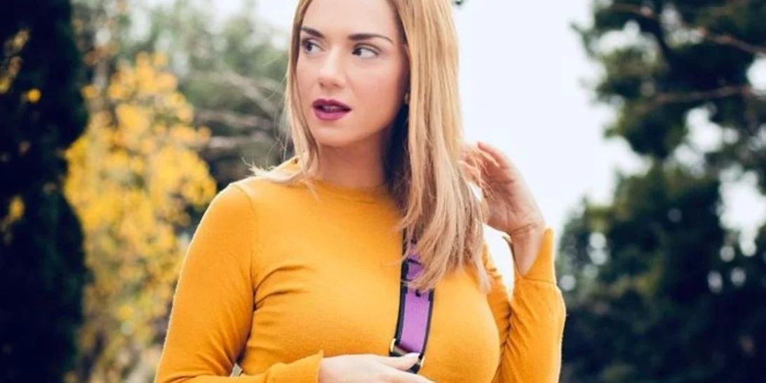 Η Βάσω Λασκαράκη πάει κόντρα στον καιρό | Το look της είναι ιδανικό για μία ηλιόλουστη βόλτα