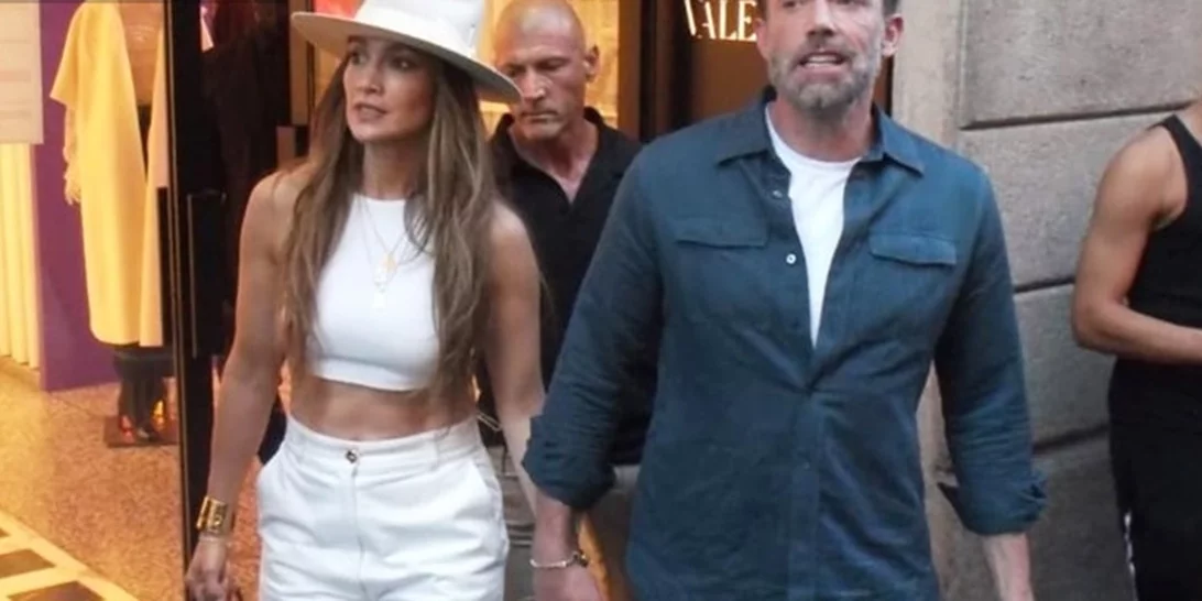 Και δεύτερος μήνας του μέλιτος για JLo και Ben Affleck - Η fun αντίδρασή τους όταν τους αναγνώρισαν σε κατάστημα στο Μιλάνο