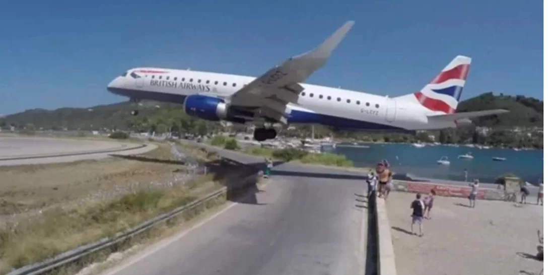 Σκιάθος | Τουρίστρια εκτινάχθηκε από τα αέρια τουρμπίνων αεροσκάφους – Το δεύτερο περιστατικό σε λίγες ημέρες