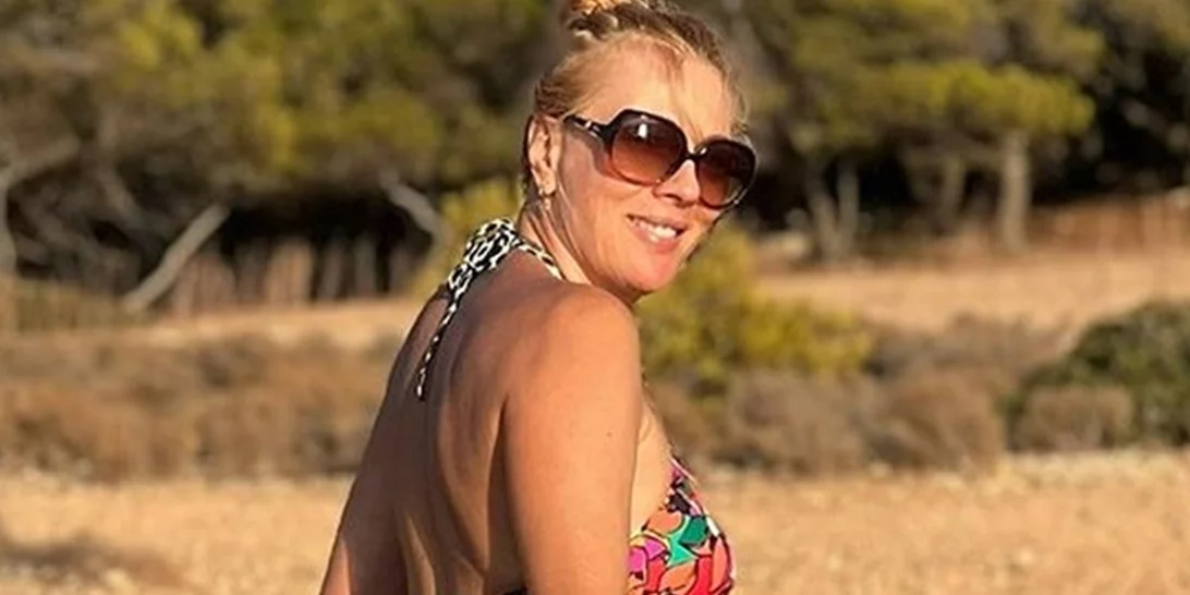 Σμαράγδα Καρύδη | Ποζάρει με το πιο "δύσκολο" μαγιό του καλοκαιριού και είναι υπέροχη